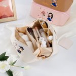 Personalisierte Cartoon Absolvent Horoskop Geburt Blume Leder weite Öffnung Make-up-Tasche mit Namen Geburtstag Graduierung Geschenk für Frauen