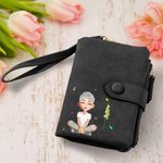 Personalizado 3D Cartoon Girl Tri-Fold PU Cartera de cuero con la flor de nacimiento y el nombre de cumpleaños Aniversario Regalo para Mujeres Niñas