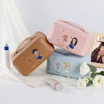 Personalisierte Cartoon Absolvent Horoskop Geburt Blume Leder weite Öffnung Make-up-Tasche mit Namen Geburtstag Graduierung Geschenk für Frauen