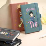 Personalisiertes Cartoon PU-Leder Taschennotizbuch mit Sternzeichen Namen DIN A7 Inspirations- und Reisenotizen Geschenk für Schulsaison Urlaub Alltag