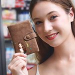 Personalizado 3D Cartoon Girl Tri-Fold PU Cartera de cuero con la flor de nacimiento y el nombre de cumpleaños Aniversario Regalo para Mujeres Niñas