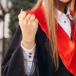 Personalisierte zierliche Bachelor Hut Herz Zirkon Armband mit Namen Frau Schmuck 2025 Graduierung Geburtstag Geschenk für Absolventen