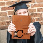 Personalisierte Cartoon Graduate Initial A5 Leder Notebook Cover mit Namen und Lagerung Tasche Graduierung Reise Essentials Geschenk für Frauen