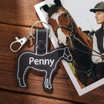 Gepersonaliseerde paard PU lederen sleutelhanger rugzak label met borduurwerk naam paardrijden accessoire Gift voor paardenliefhebbers paardrijders