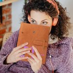 Personalisierte Cartoon Graduate Initial A5 Leder Notebook Cover mit Namen und Lagerung Tasche Graduierung Reise Essentials Geschenk für Frauen