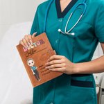 Gepersonaliseerde Verpleegkundige Dokter Cartoon Karakter A5 lederen notitieboekjes met naam en zelfstandig naamwoord Waardering Gift voor medisch personeel