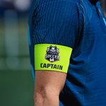 Gepersonaliseerde Felgekleurde Logo Voetbal Basketbal Elastische Captain Armband met Naam Verjaardag Team Cadeau voor Leiders Sportliefhebbers