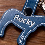 Gepersonaliseerde paard PU lederen sleutelhanger rugzak label met borduurwerk naam paardrijden accessoire Gift voor paardenliefhebbers paardrijders