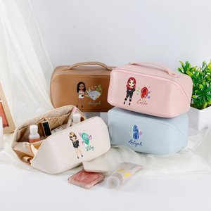 Gepersonaliseerde Fashion Cartoon Girl wijd open lederen make-up tas met bloemen geboortesteen en naam Travel Essentials verjaardagscadeau voor vrouwen meisjes