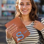 Personalisierte Cartoon Graduate Initial A5 Leder Notebook Cover mit Namen und Lagerung Tasche Graduierung Reise Essentials Geschenk für Frauen