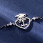 Personalisierte zierliche Bachelor Hut Herz Zirkon Armband mit Namen Frau Schmuck 2025 Graduierung Geburtstag Geschenk für Absolventen