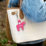 Gepersonaliseerde paard PU lederen sleutelhanger rugzak label met borduurwerk naam paardrijden accessoire Gift voor paardenliefhebbers paardrijders