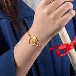 Personalisierte zierliche Bachelor Hut Herz Zirkon Armband mit Namen Frau Schmuck 2025 Graduierung Geburtstag Geschenk für Absolventen