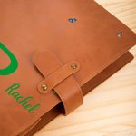 Personalisierte Cartoon Graduate Initial A5 Leder Notebook Cover mit Namen und Lagerung Tasche Graduierung Reise Essentials Geschenk für Frauen