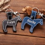 Gepersonaliseerde paard PU lederen sleutelhanger rugzak label met borduurwerk naam paardrijden accessoire Gift voor paardenliefhebbers paardrijders