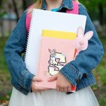 Personalisierte Cute Rabbit Floral Initial Name A5 Spiral Notebook und Pom Puff Bunny Pen Set mit 156 linierten Seiten Geburtstag Ostern Geschenk für Kinder