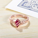 Gepersonaliseerde Afstudeer Geboortesteen Ring met Gegraveerde Tekst en Zirconen Afstudeer Cadeau voor College High School Afgestudeerden