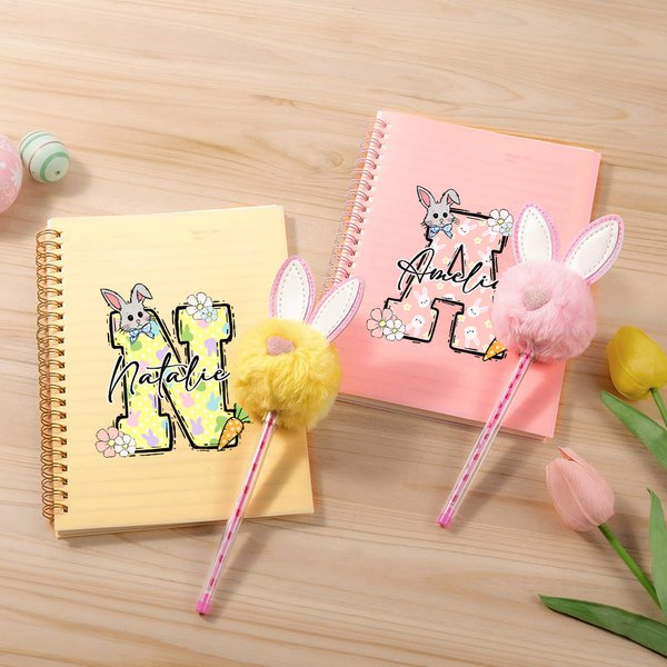 Personalisierte Cute Rabbit Floral Initial Name A5 Spiral Notebook und Pom Puff Bunny Pen Set mit 156 linierten Seiten Geburtstag Ostern Geschenk für Kinder