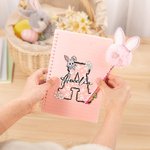 Personalisierte Cute Rabbit Floral Initial Name A5 Spiral Notebook und Pom Puff Bunny Pen Set mit 156 linierten Seiten Geburtstag Ostern Geschenk für Kinder