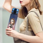 Bottiglia d'acqua personalizzata con nome a prova di perdite con coperchio a ribalta e cinturino per gli amanti dello sport in palestra.