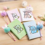 Personalisierte Cute Rabbit Floral Initial Name A5 Spiral Notebook und Pom Puff Bunny Pen Set mit 156 linierten Seiten Geburtstag Ostern Geschenk für Kinder