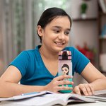 Bottiglia d'acqua personalizzata con nome a prova di perdite con coperchio a ribalta e cinturino per gli amanti dello sport in palestra.