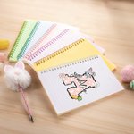 Personalisierte Cute Rabbit Floral Initial Name A5 Spiral Notebook und Pom Puff Bunny Pen Set mit 156 linierten Seiten Geburtstag Ostern Geschenk für Kinder