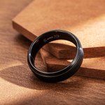 Anello da uomo personalizzato con testo inciso all'interno colore nero in tungsteno regalo di San Valentino anniversario festa del papà per uomini