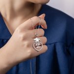 Personligt Grad Cap Zircon hjärthalsband med namn och årsklass 2025 Graduation Födelsedagspresent för akademiker