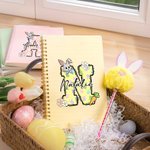 Personalisierte Cute Rabbit Floral Initial Name A5 Spiral Notebook und Pom Puff Bunny Pen Set mit 156 linierten Seiten Geburtstag Ostern Geschenk für Kinder