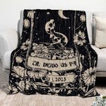 Personnalisé Moon Vintage Skull Floral Design Soft Throw Blanket with Name Gothic Style Home Decor Halloween Gift for Friend Family