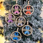 Ornement personnalisé en bois avec ruban gravé de sensibilisation au cancer et nom de l'année Décoration de l'arbre de Noël Cadeau de survivant pour les femmes qui luttent contre le cancer
