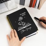 Personalisiertes Buch Geburt Blume 2025 Planer Spirale A5 Name Notebook mit wöchentlichen und monatlichen Planung Seiten Graduierung Neujahr Geschenk für Familie Freunde