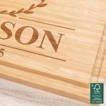 Gepersonaliseerde Laurierkrans FSC Bamboe Gegraveerde Charcuterie Snijplank met Monogram en Sapgroef Housewarming Verjaardagsgeschenk voor Familie