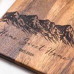 Personlig graverad Charcuterie-skärbräda i trä med handtag och namn Tillverkad i USA Bröllopsgåva till familjen
