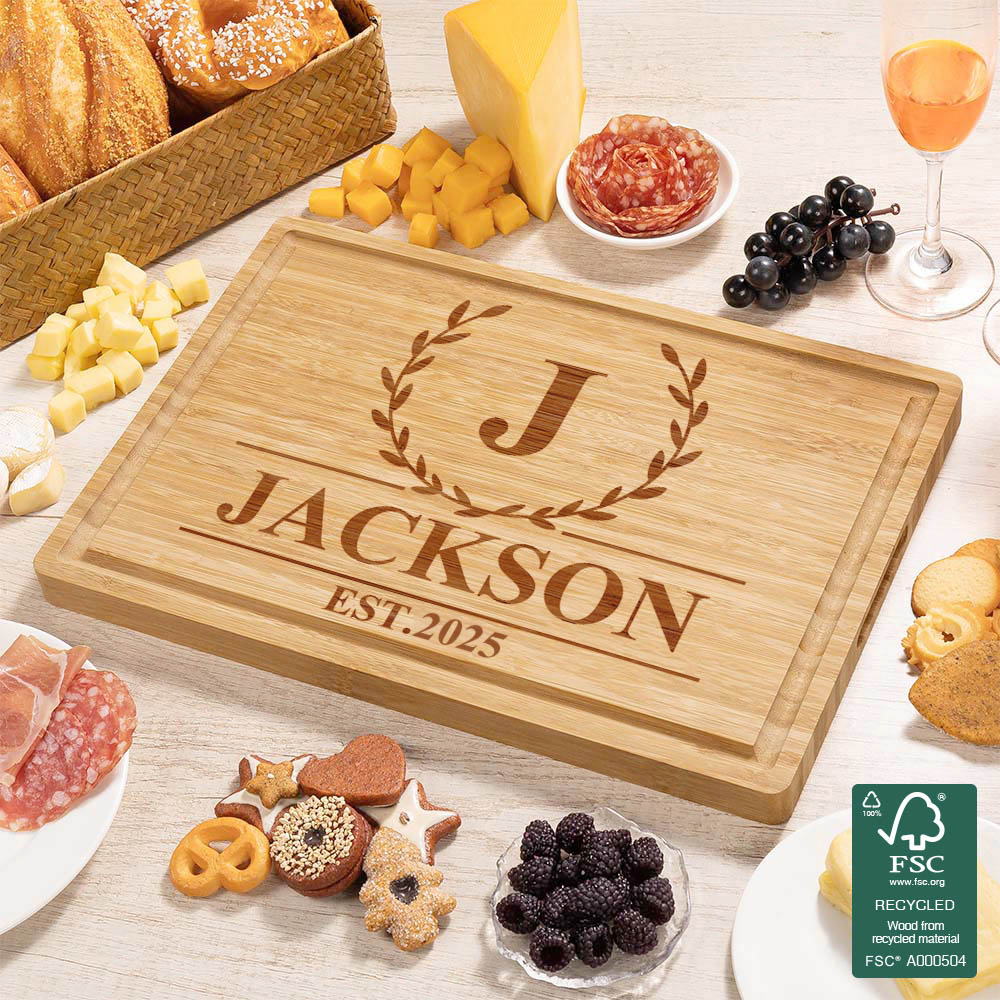 Planche à découper personnalisée en bambou FSC Laurel Wreath Monogrammed avec Juice Groove Cadeau de pendaison de crémaillère Cadeau d'anniversaire pour la famille