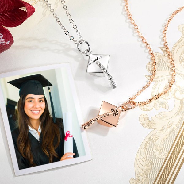 Collier Personnalisé avec Nom Pendentif en Chapeau Diplôme Cadeau de Fin d'Études pour Elle