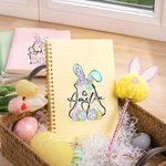 Gepersonaliseerd speels konijntje oren strik ei initiaal naam A5 spiraal notitieboek en pom puff pen set met 156 gelinieerde pagina's Verjaardag Pasen cadeau voor jongens meisjes
