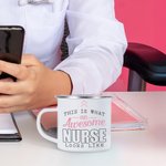 Tazza personalizzata An Awesome Nurse 11oz Silver Rim Enamel con testo Compleanno Apprezzamento Regalo di laurea per studenti di medicina infermieri