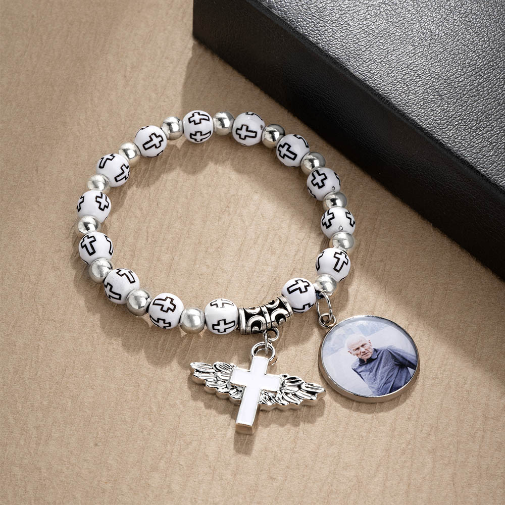 Bracelet Commémoratif Personnalisé avec Photo Breloque de Croix à Ailes Optionnelle Cadeau Noël Fête Réligieuse pour Chrétien
