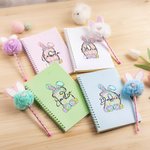 Gepersonaliseerd speels konijntje oren strik ei initiaal naam A5 spiraal notitieboek en pom puff pen set met 156 gelinieerde pagina's Verjaardag Pasen cadeau voor jongens meisjes