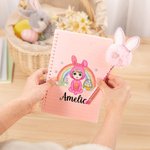 Personalisierte Osterhase Kostüm Charakter Eier Regenbogen Spirale Notebook und Pom Pom Pen Set mit Namen Ostern Party Favor Geschenk für Jungen Mädchen