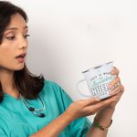 Tazza personalizzata An Awesome Nurse 11oz Silver Rim Enamel con testo Compleanno Apprezzamento Regalo di laurea per studenti di medicina infermieri