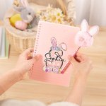 Gepersonaliseerd speels konijntje oren strik ei initiaal naam A5 spiraal notitieboek en pom puff pen set met 156 gelinieerde pagina's Verjaardag Pasen cadeau voor jongens meisjes