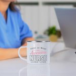 Tazza personalizzata An Awesome Nurse 11oz Silver Rim Enamel con testo Compleanno Apprezzamento Regalo di laurea per studenti di medicina infermieri