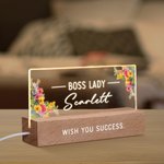 Personalisierte Floral Boss Lady Name LED-Nachtlicht mit Text und hölzerne Basis Home Decor Geburtstagsgeschenk für Frauen Führer