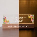 Personalisierte Floral Boss Lady Name LED-Nachtlicht mit Text und hölzerne Basis Home Decor Geburtstagsgeschenk für Frauen Führer