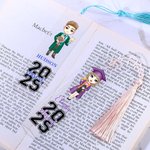 Personalisierte 2025 Cartoon Graduate Charakter klar Acryl Lesezeichen mit Namen und Jahr Geburtstag Graduierung Geschenk für Buchliebhaber Bücherwürmer