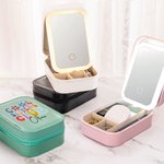 Gepersonaliseerde Cool Sister Club lederen sieraden doos met LED driekleur verstelbare make-up spiegel reizen essentieel verjaardagscadeau voor zus