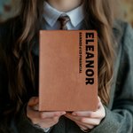 Personligt anteckningsblock med namn och text i läderimitation med 100 linjerade sidor Födelsedag Uppskattning Kontorsgåva för kollegor Ledare